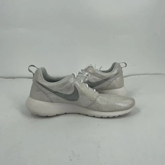 Nike Women's Roshe One Premium Metallic Platinum‎ 833928-009 Sneaker Size 7.5 - Picture 1 of 11
